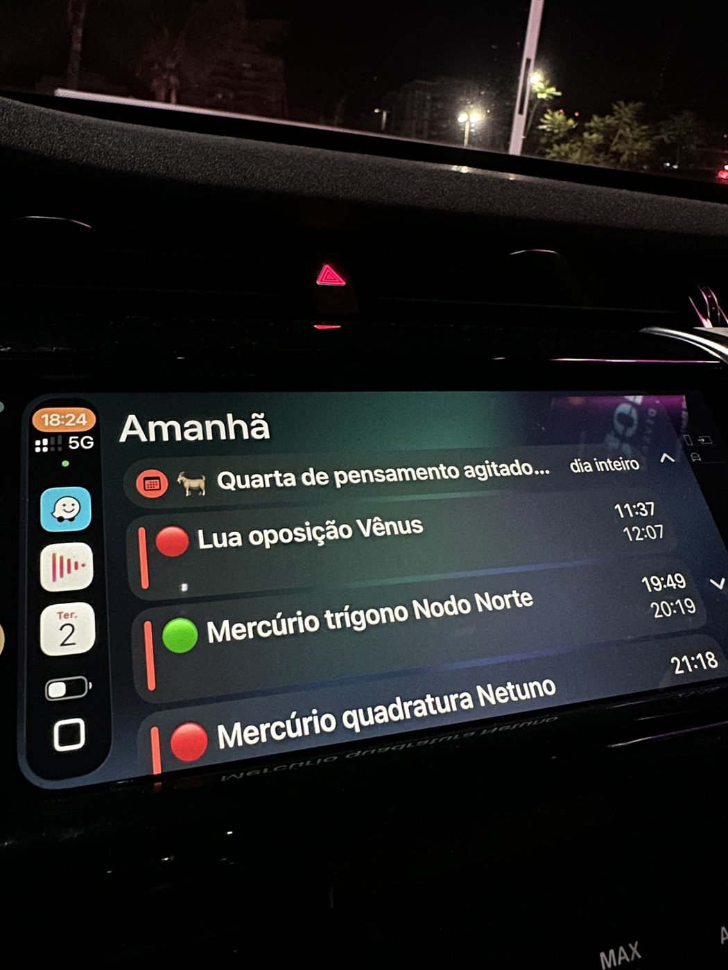 Painel do carro exibindo os eventos astrológicos de amanhã pelo CarPlay